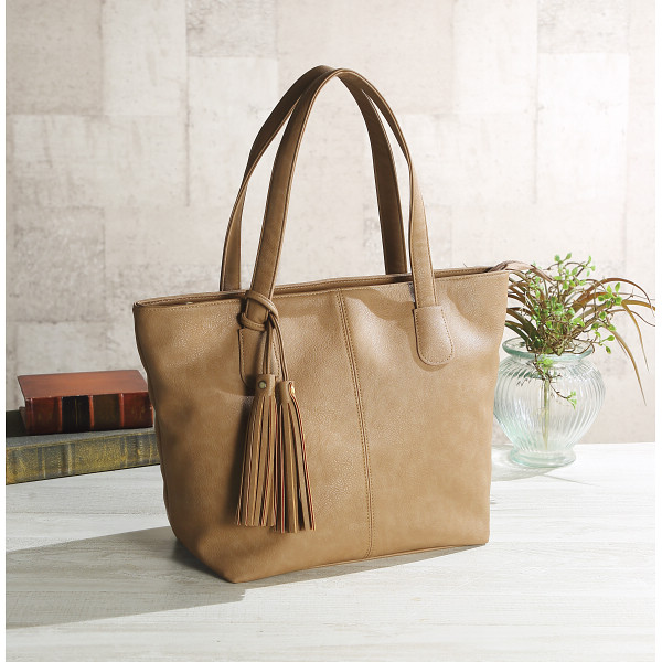 合皮　タッセル付きトートバッグベージュ