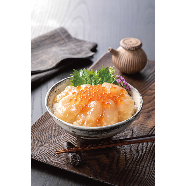 北海道産のいくらとほたての漬け丼