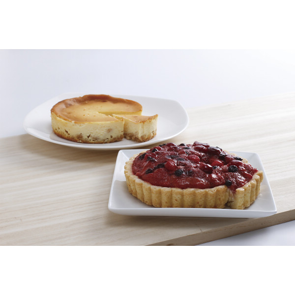 「乳蔵」　北海道ミックスベリータルトとベイクドチーズケーキ